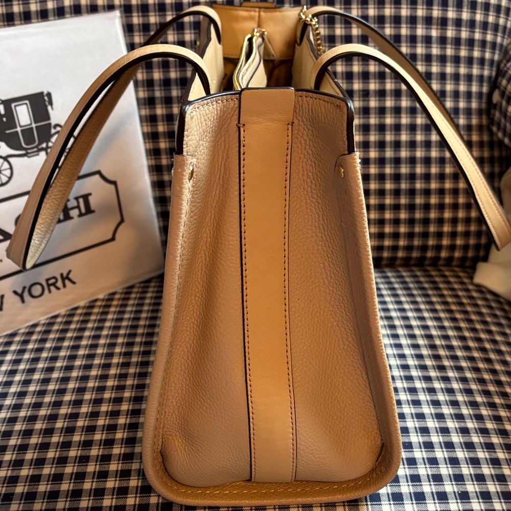 Coach swagger turnlock Tan Pebbled Leather carryall with Gold Hardware - Picture 5 of 16